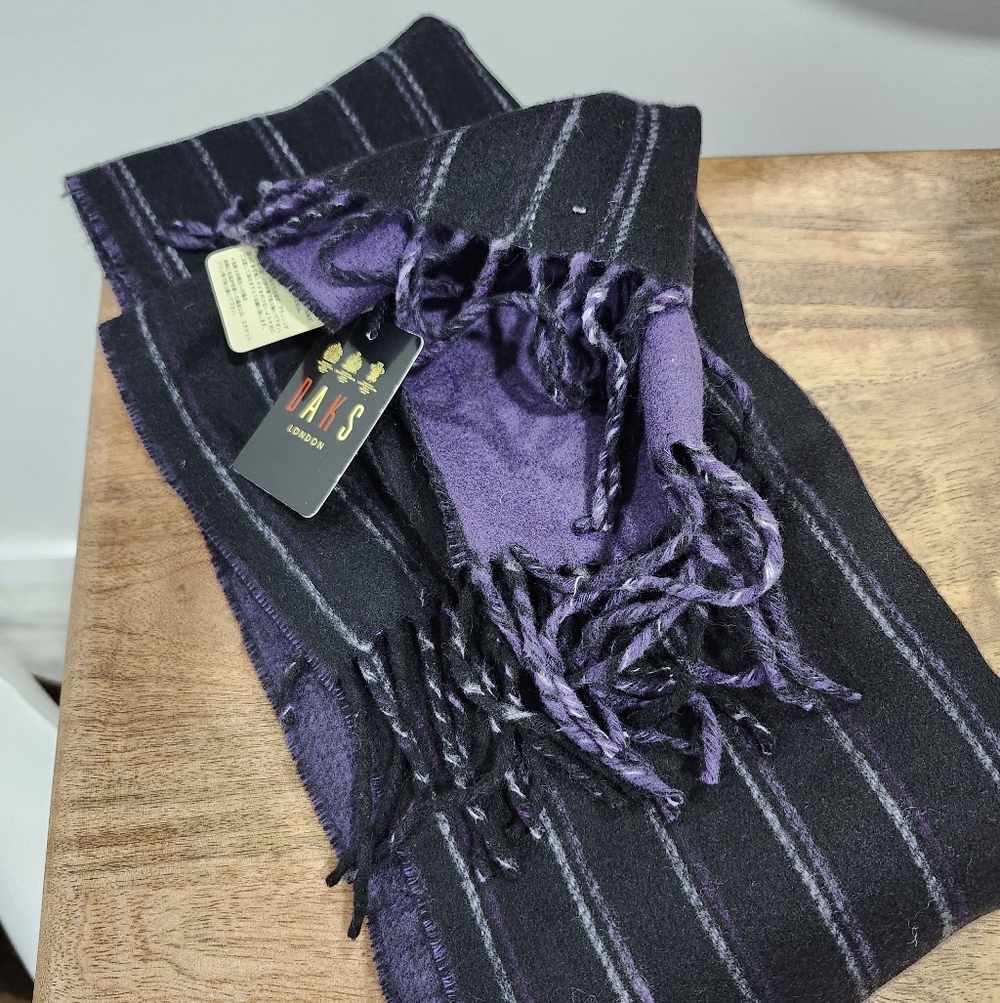 NWT DAKS LONDON SCARF